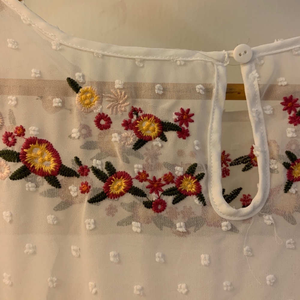 🌸Embroidered Spring Top🌸 - Picture 3 of 3